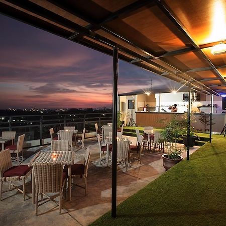 Yellow Star Gejayan Hotel Джокякарта Екстериор снимка