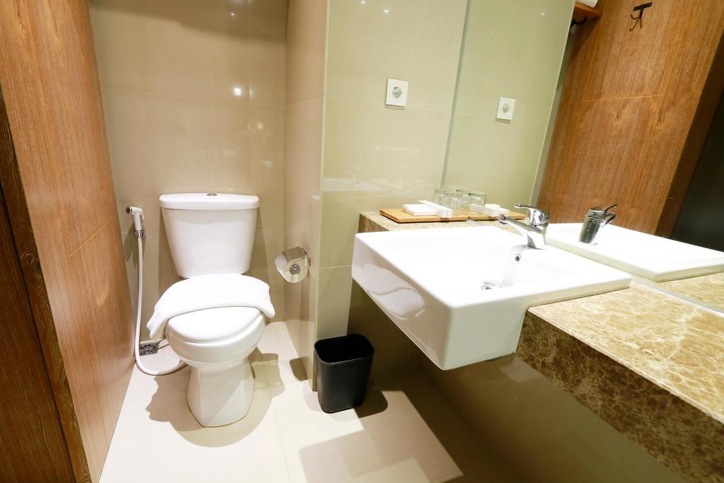 Yellow Star Gejayan Hotel Джокякарта Екстериор снимка