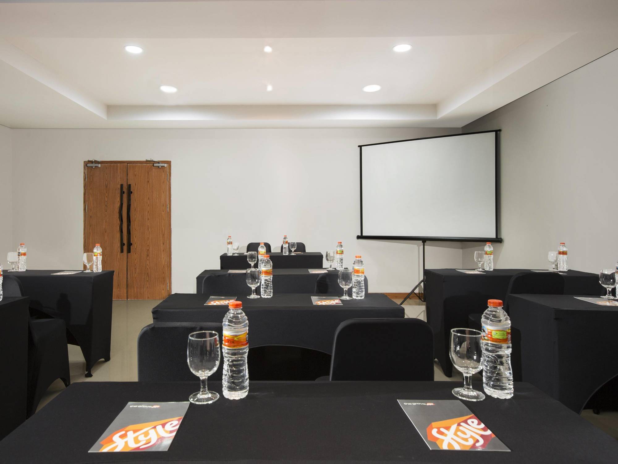 Yellow Star Gejayan Hotel Джокякарта Екстериор снимка