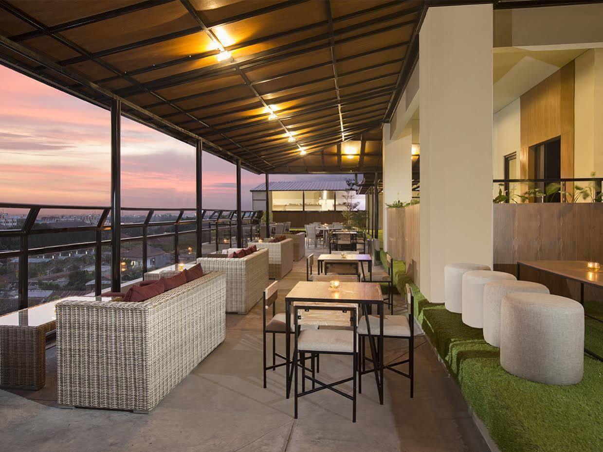 Yellow Star Gejayan Hotel Джокякарта Екстериор снимка