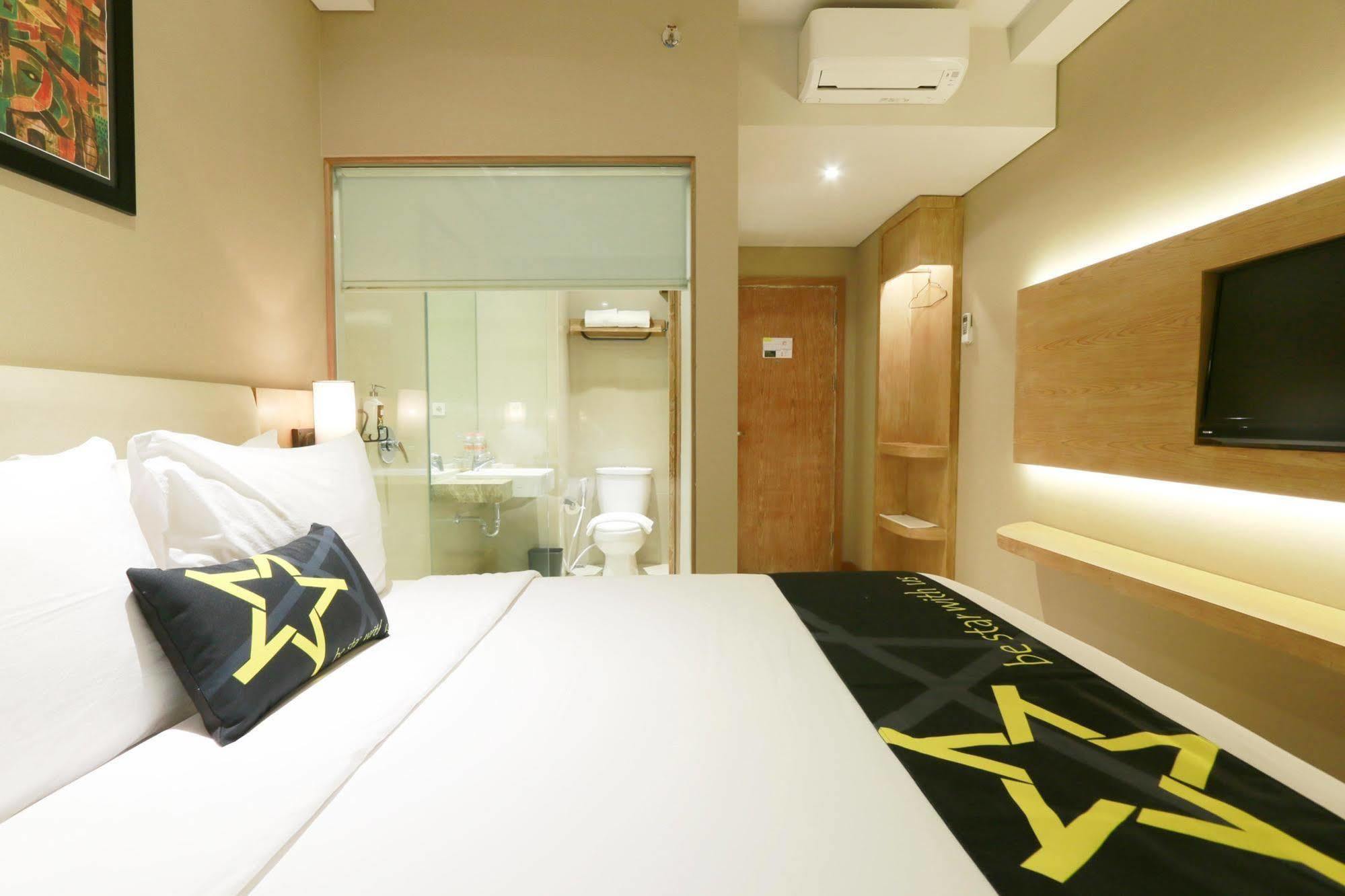 Yellow Star Gejayan Hotel Джокякарта Екстериор снимка