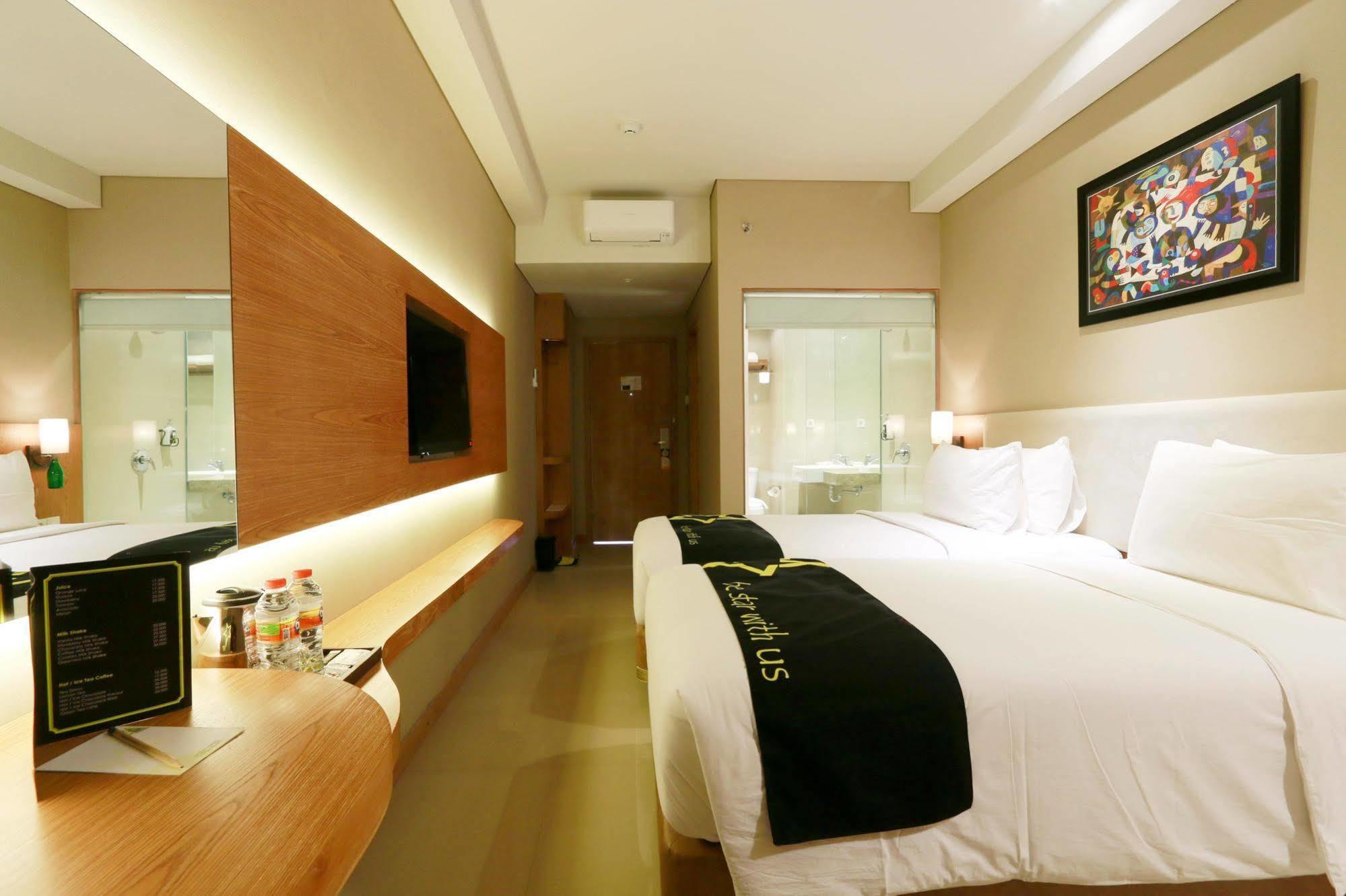 Yellow Star Gejayan Hotel Джокякарта Екстериор снимка