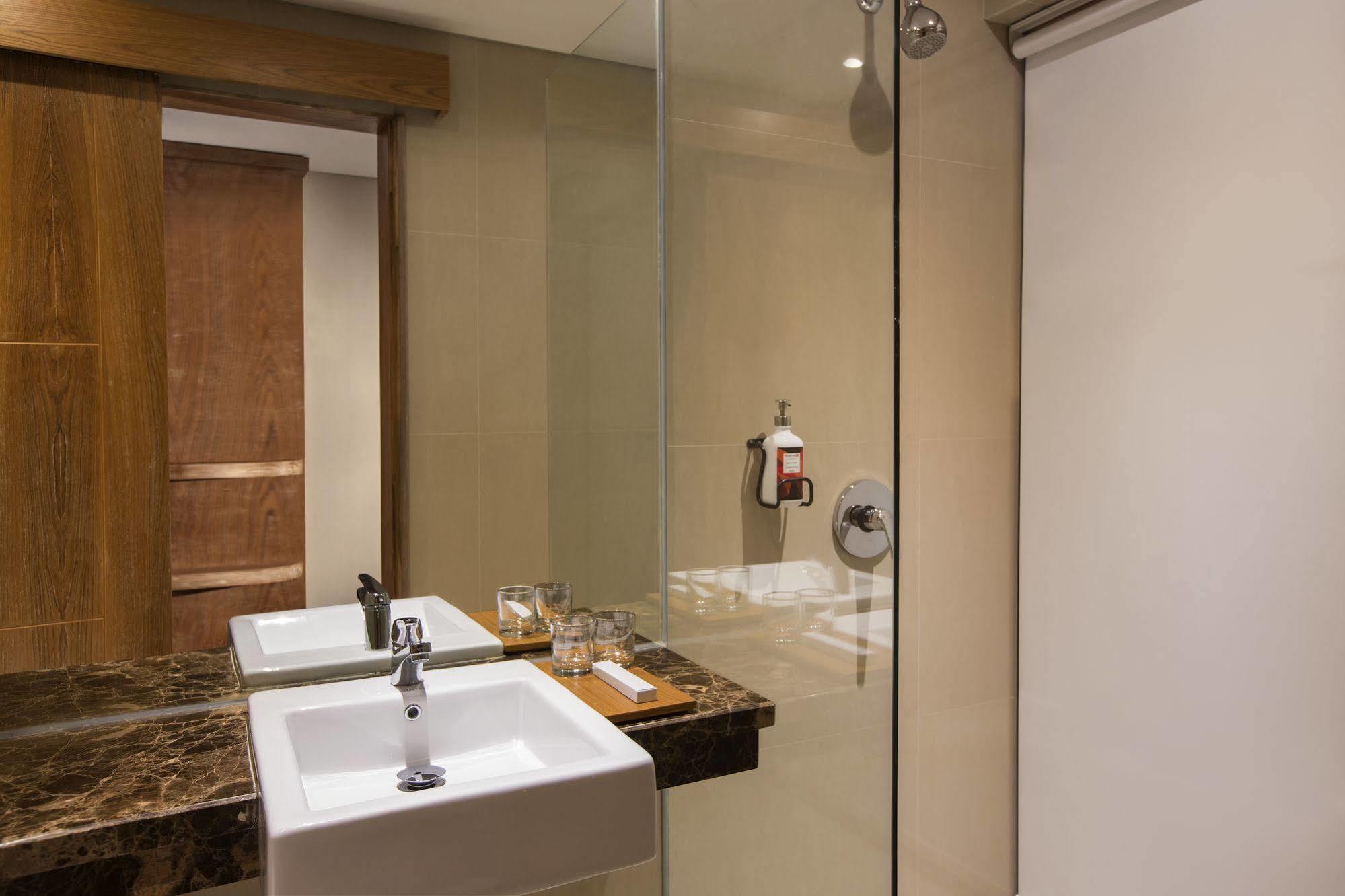 Yellow Star Gejayan Hotel Джокякарта Екстериор снимка