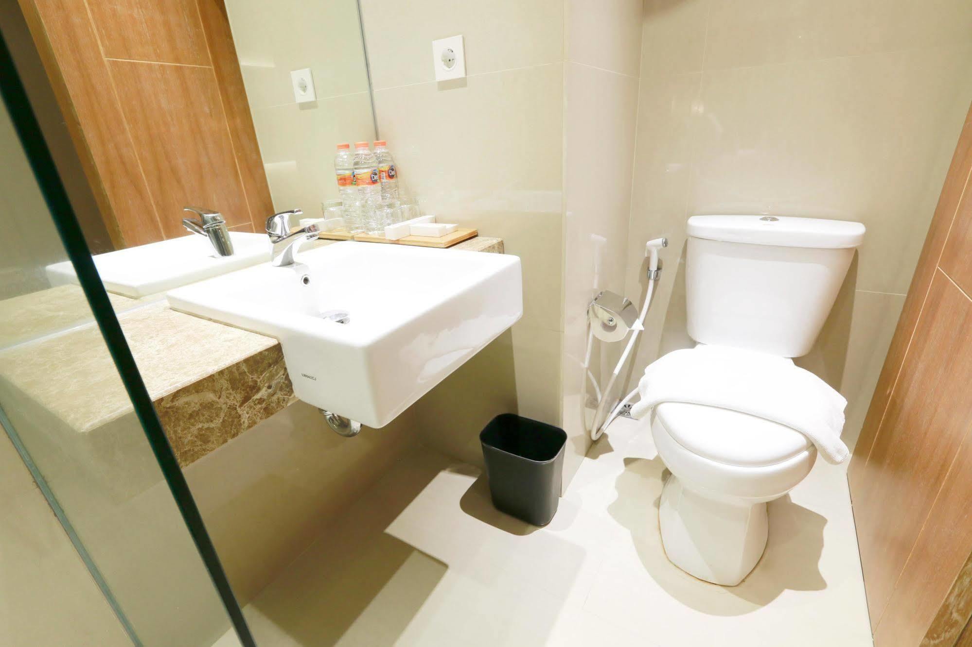 Yellow Star Gejayan Hotel Джокякарта Екстериор снимка