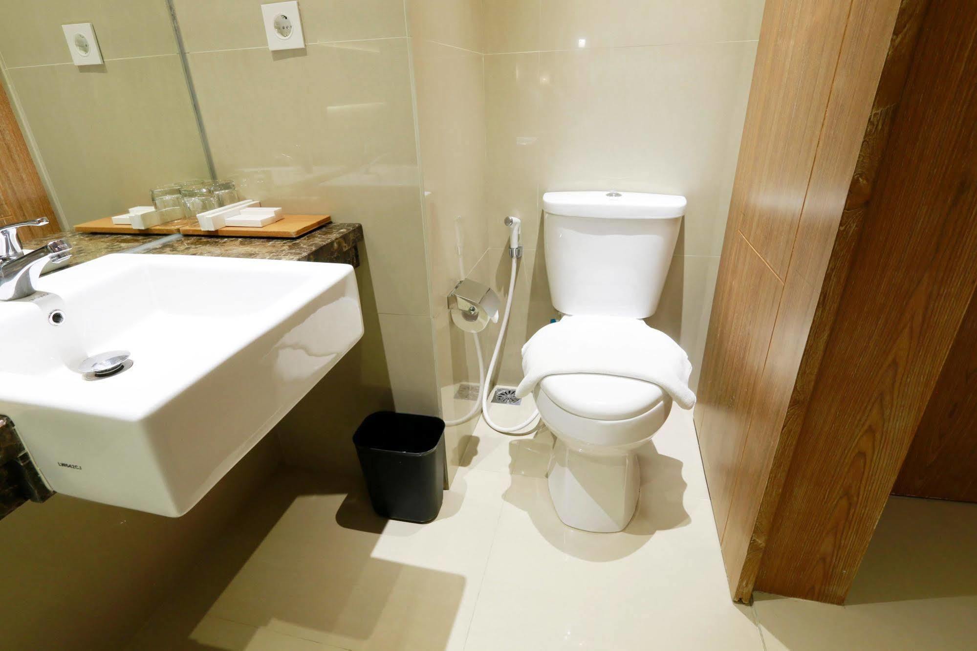 Yellow Star Gejayan Hotel Джокякарта Екстериор снимка