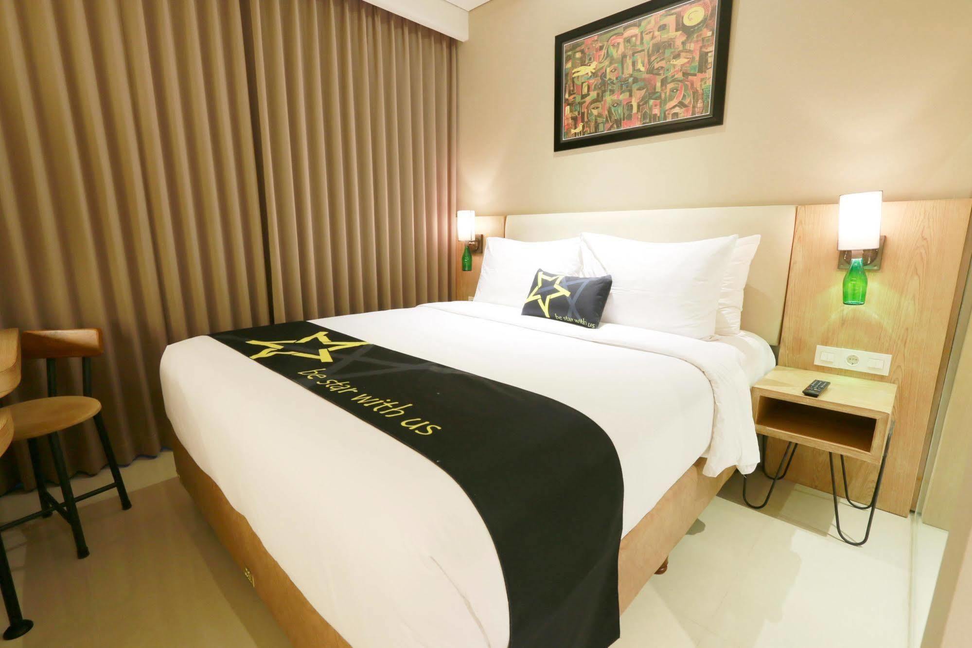 Yellow Star Gejayan Hotel Джокякарта Екстериор снимка