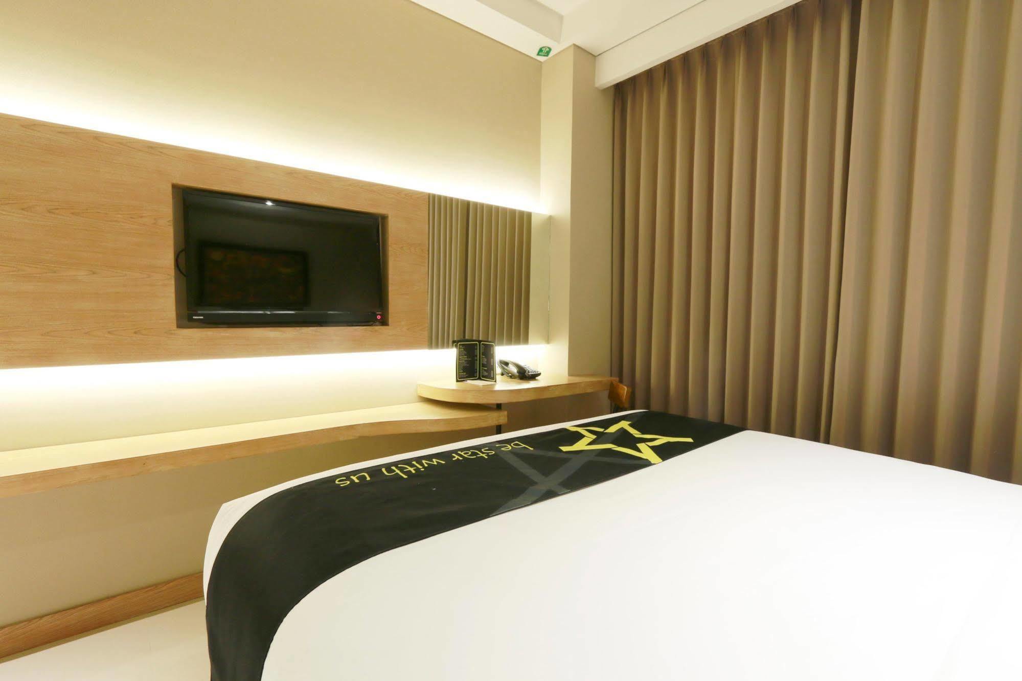 Yellow Star Gejayan Hotel Джокякарта Екстериор снимка