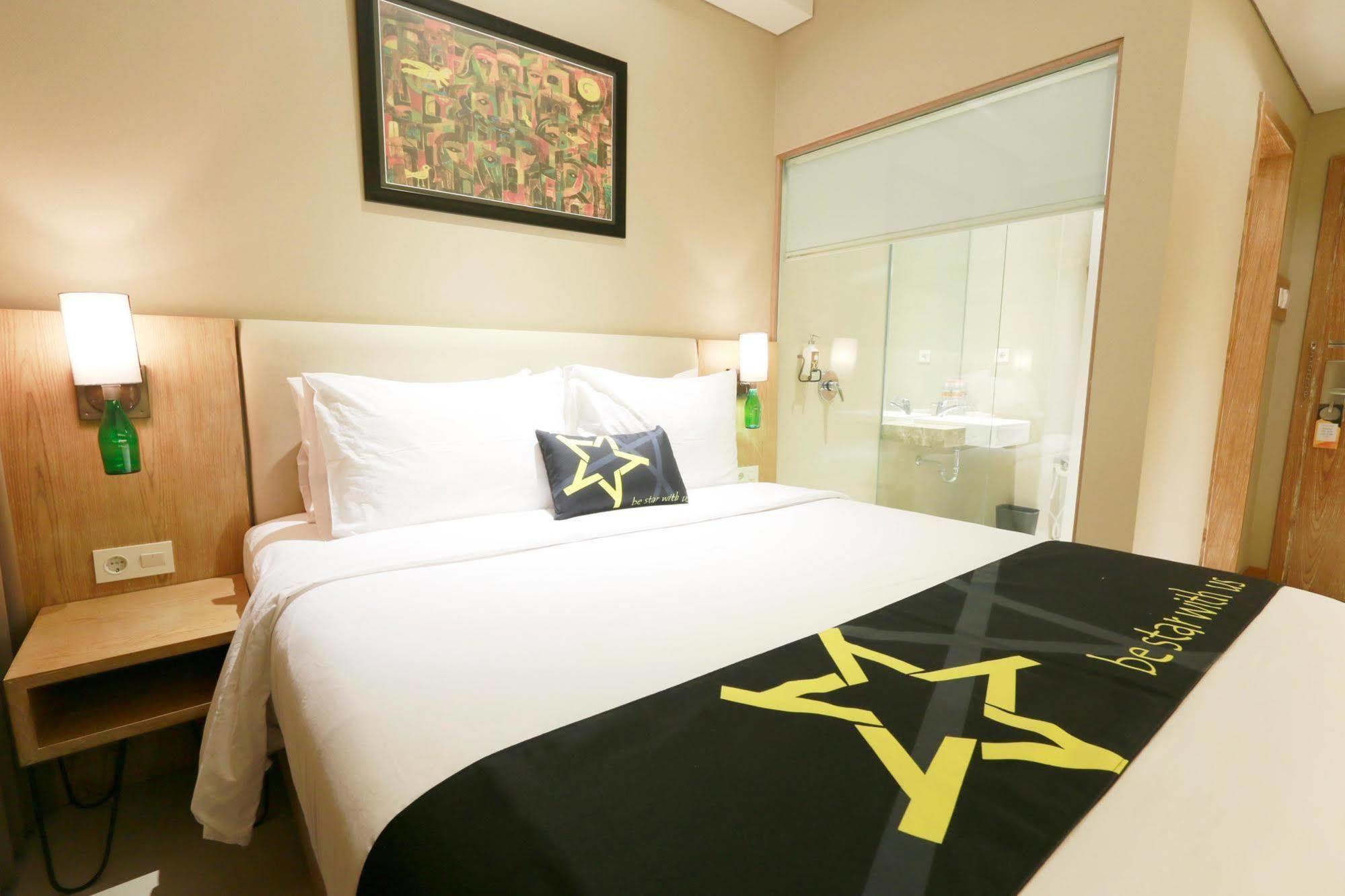 Yellow Star Gejayan Hotel Джокякарта Екстериор снимка