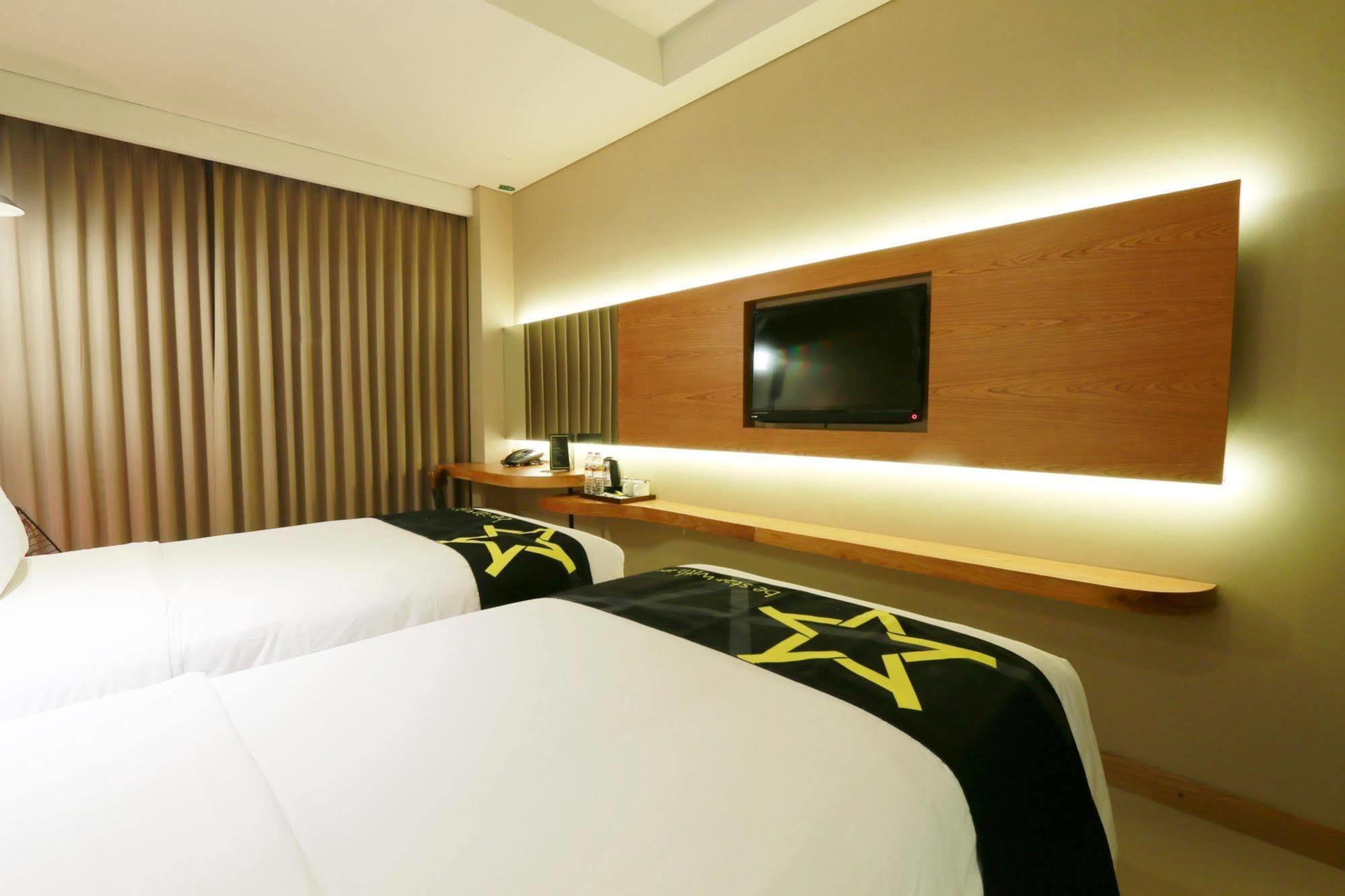 Yellow Star Gejayan Hotel Джокякарта Екстериор снимка