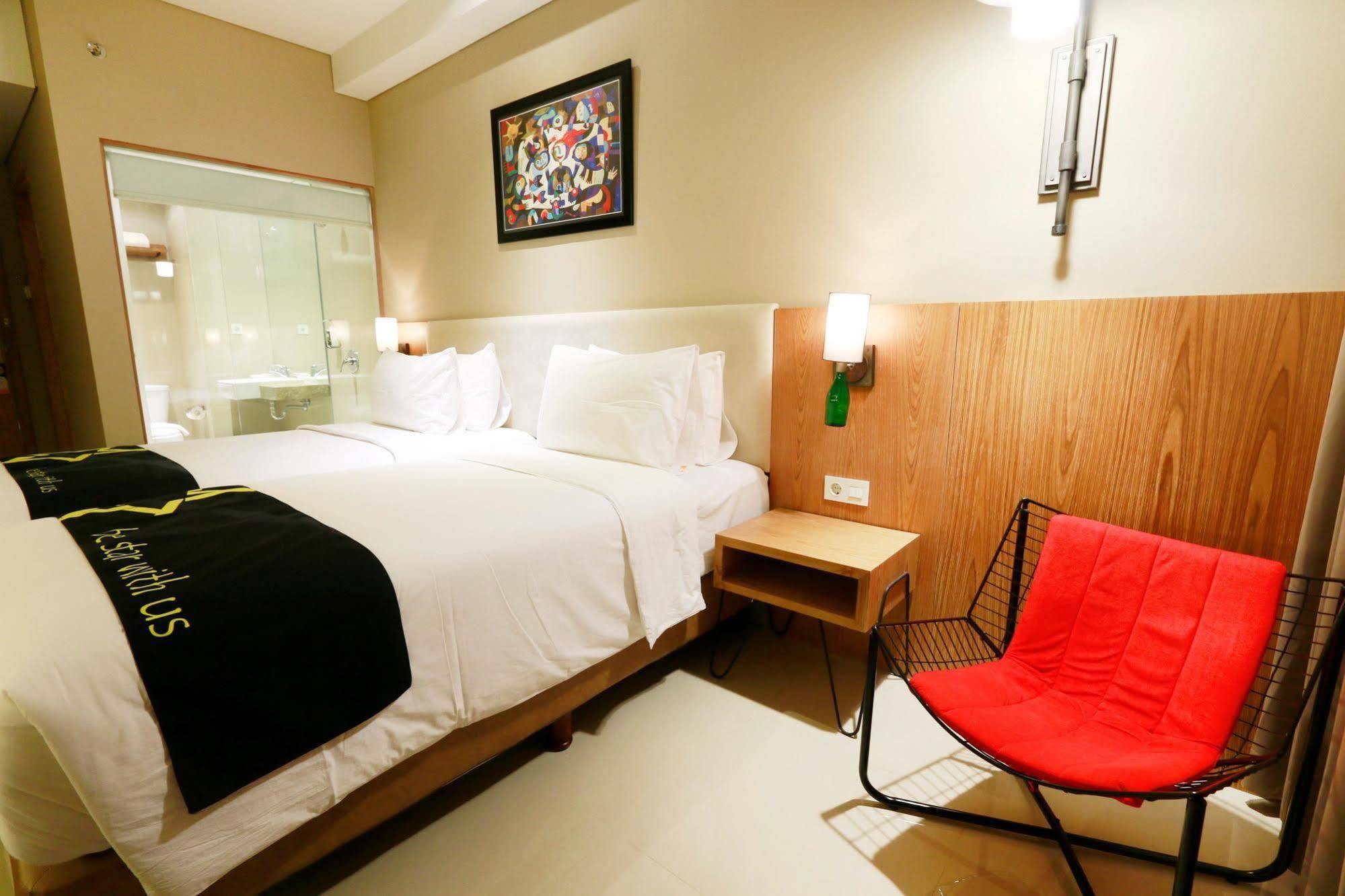Yellow Star Gejayan Hotel Джокякарта Екстериор снимка
