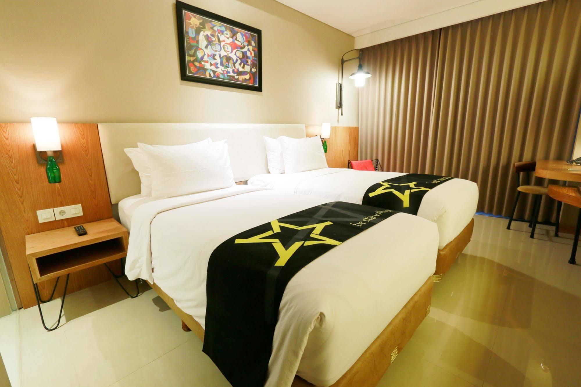 Yellow Star Gejayan Hotel Джокякарта Екстериор снимка