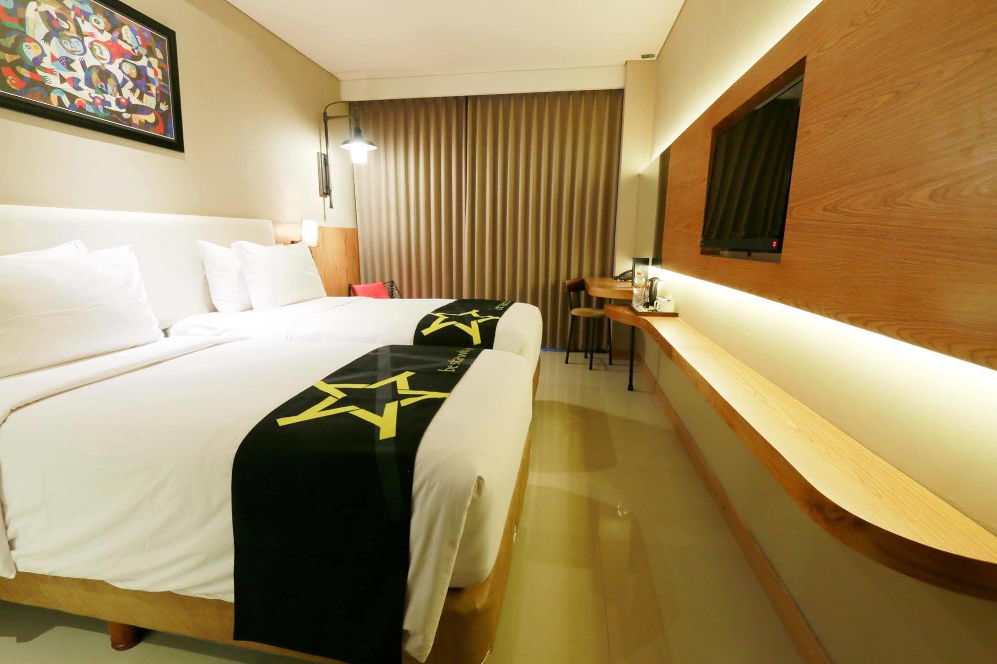 Yellow Star Gejayan Hotel Джокякарта Екстериор снимка