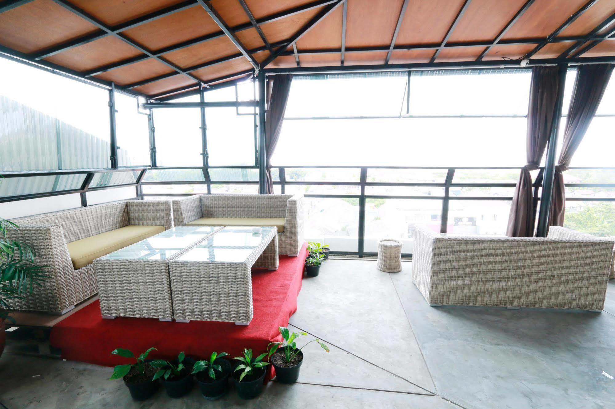 Yellow Star Gejayan Hotel Джокякарта Екстериор снимка