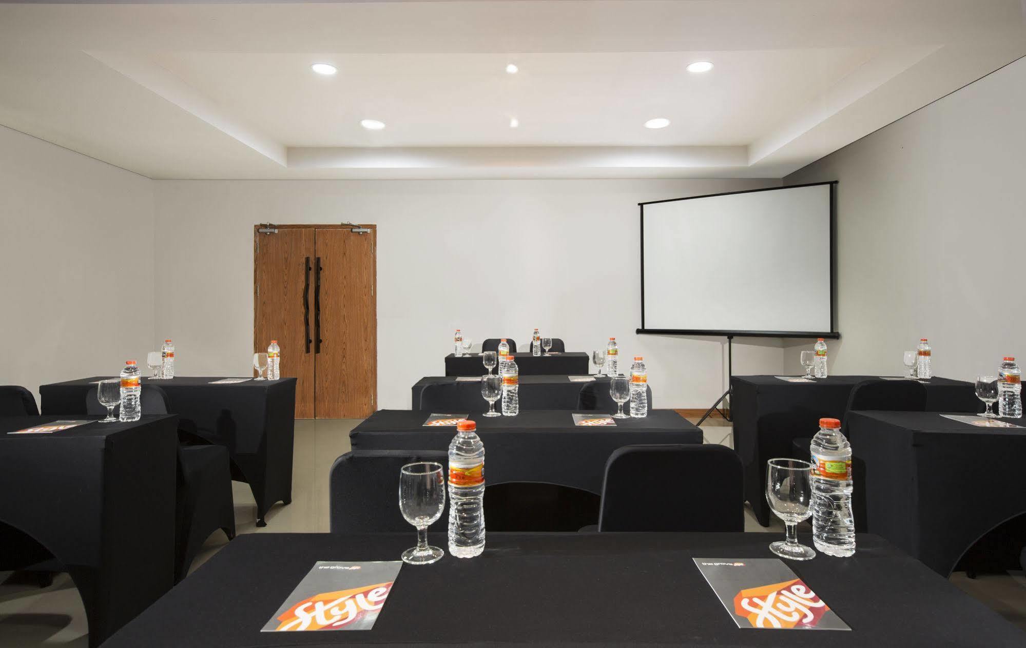 Yellow Star Gejayan Hotel Джокякарта Екстериор снимка