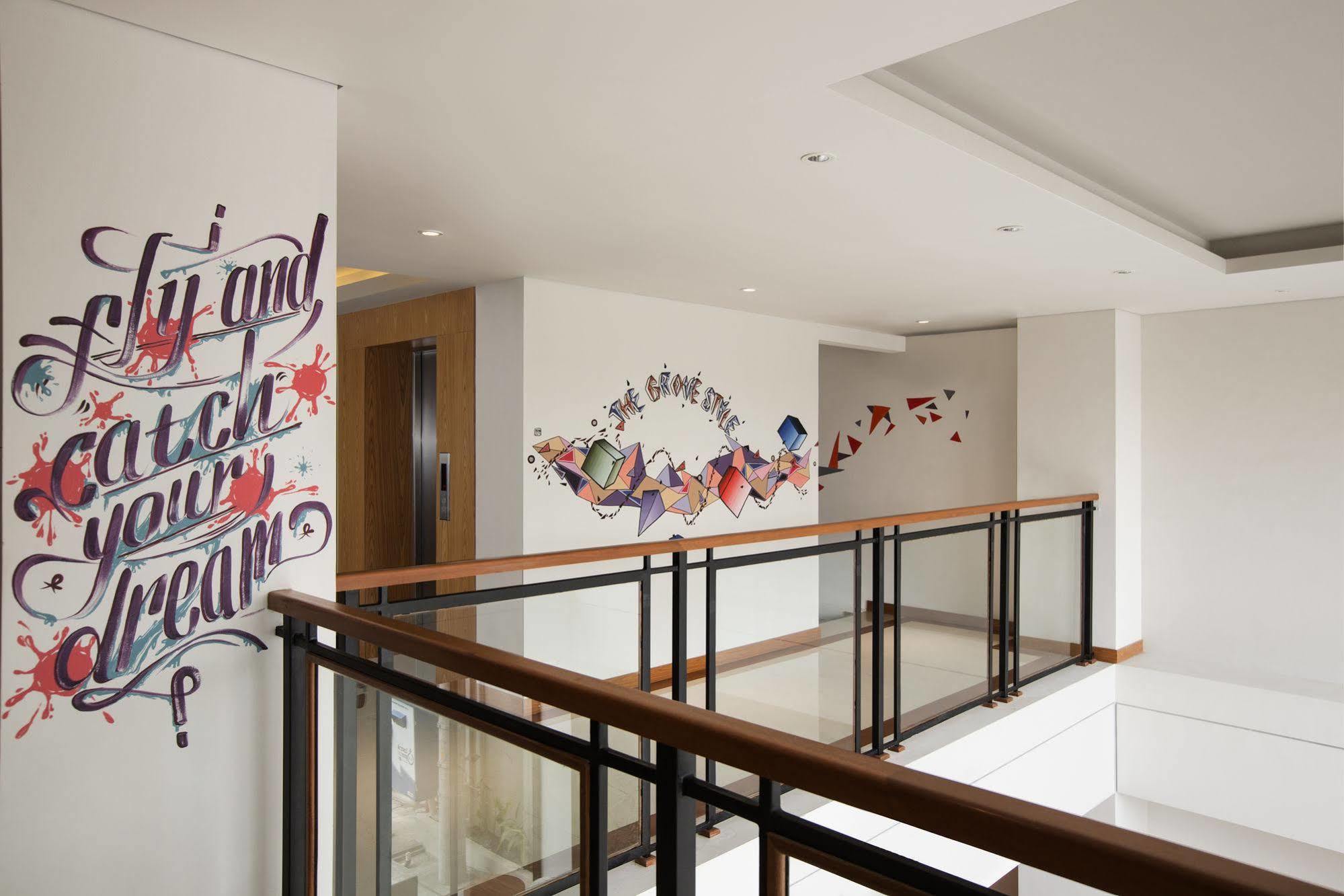 Yellow Star Gejayan Hotel Джокякарта Екстериор снимка